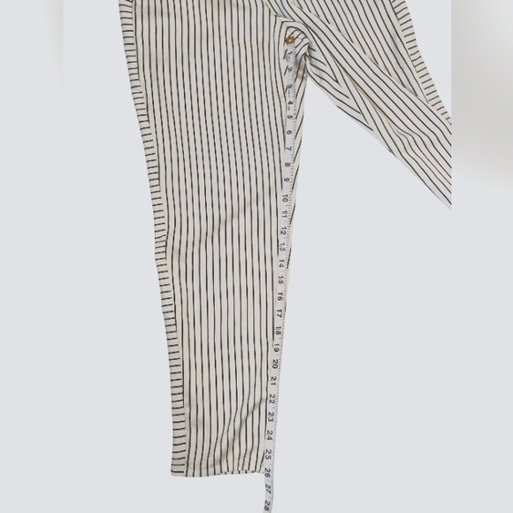 Calvin Klein Women's White And Black Pin Striped Stretchy Waist Band Capris - Picture 7 of 9